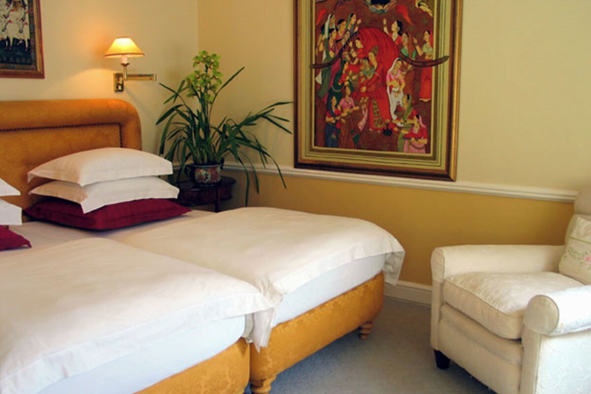 Premium bedding, down comforters, Tempur-Pedic beds, minibar