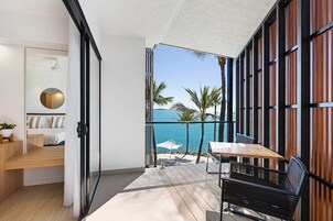 客房, 1 张特大床, 阳台 | 高档床上用品、客房内保险箱、熨斗/熨衣板、免费 WiFi