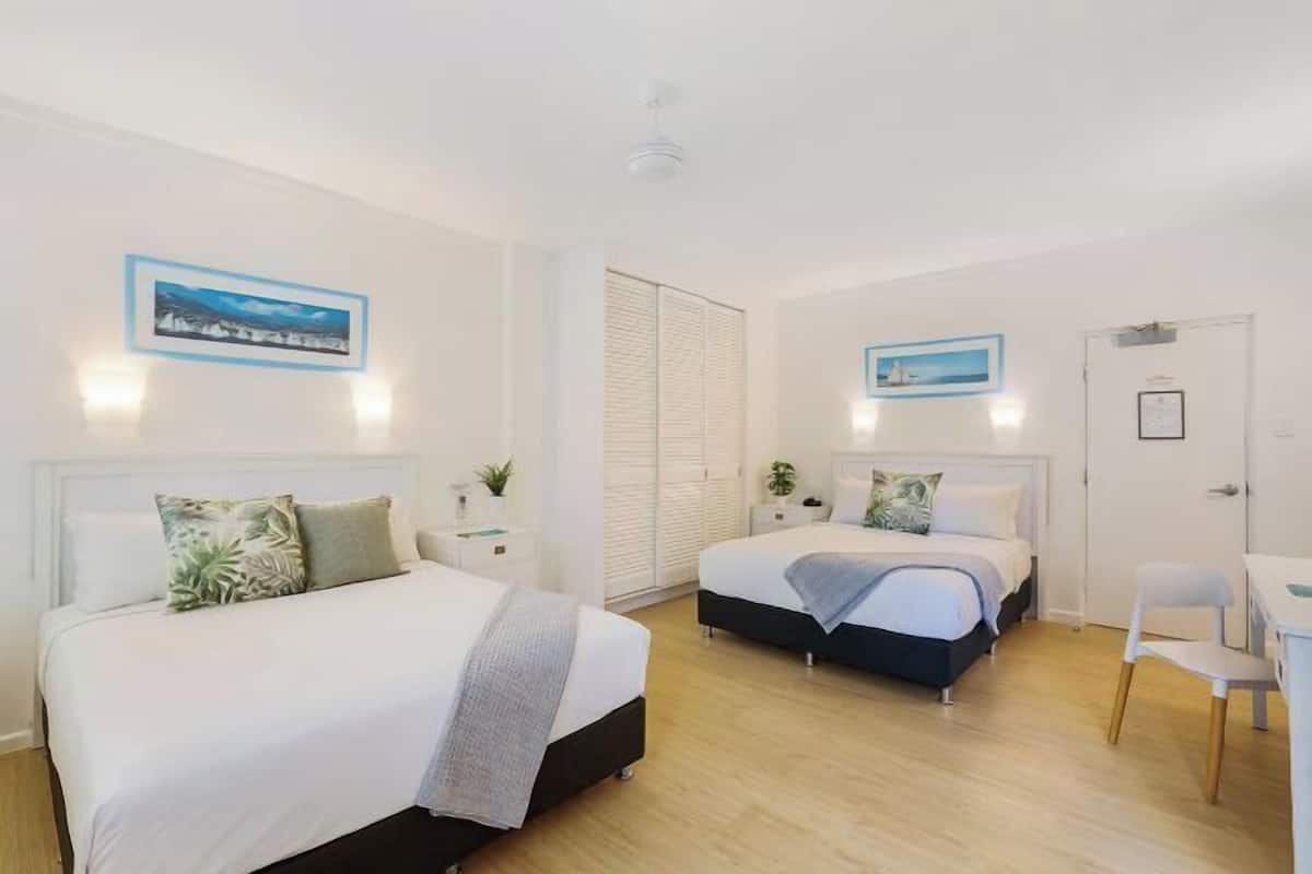 Luxe beddengoed, een kluis op de kamer, een strijkplank/strijkijzer
