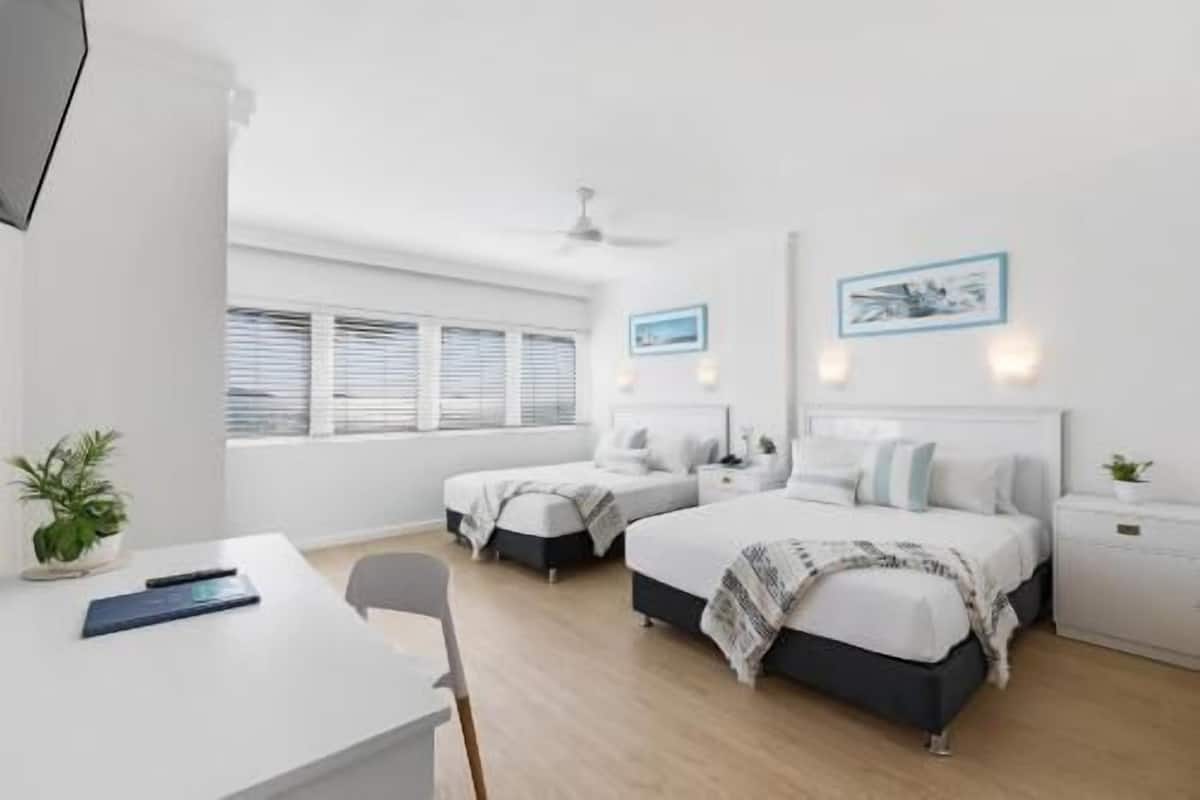 Ropa de cama de alta calidad y caja de seguridad en la habitación