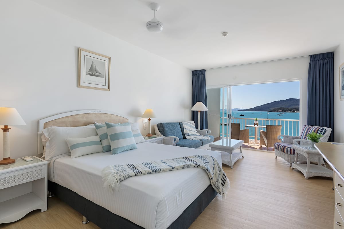 Ropa de cama de alta calidad y caja de seguridad en la habitación