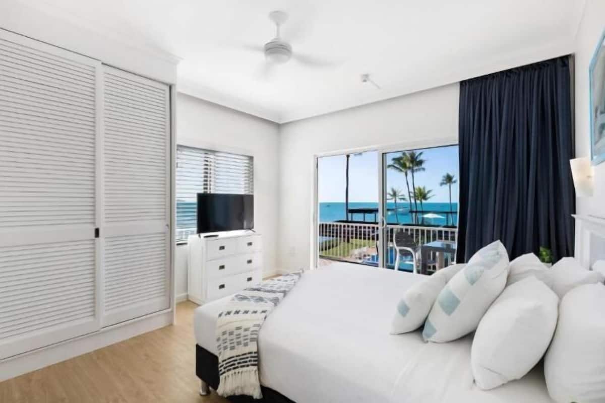 Premium bedding, in-room safe, iron/ironing board, free WiFi