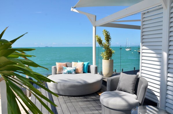 Breakfast, lunch, dinner served; pool views 