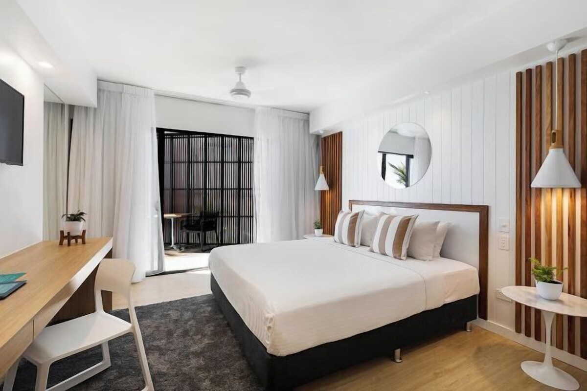 Premium bedding, in-room safe, iron/ironing board, free WiFi