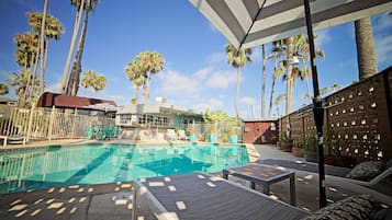 Een seizoensgebonden buitenzwembad, een verwarmd zwembad