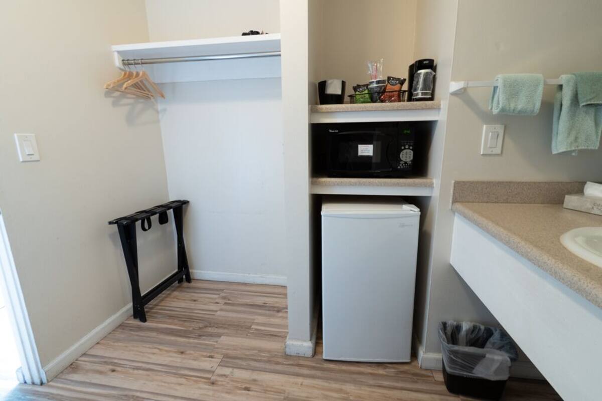 park side 2 queens - pet friendly | bathroom | shower, free toiletries, hair dryer, towels