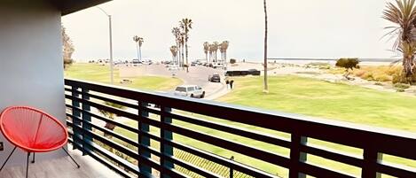 Tabla de planchar con plancha, wifi gratis y ropa de cama