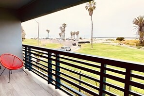 Premium 2 Queen beds with sofa sleeper ,ocean view- Non pet-friendly | Tabla de planchar con plancha, wifi gratis y ropa de cama