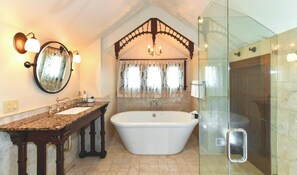 12 Finch Guest House Deluxe King Suite | 浴室 | 免費盥洗用品、吹風機、浴袍、毛巾