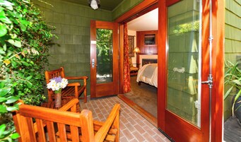 03 Deluxe queen with fireplace (ADA) | Terrace/patio