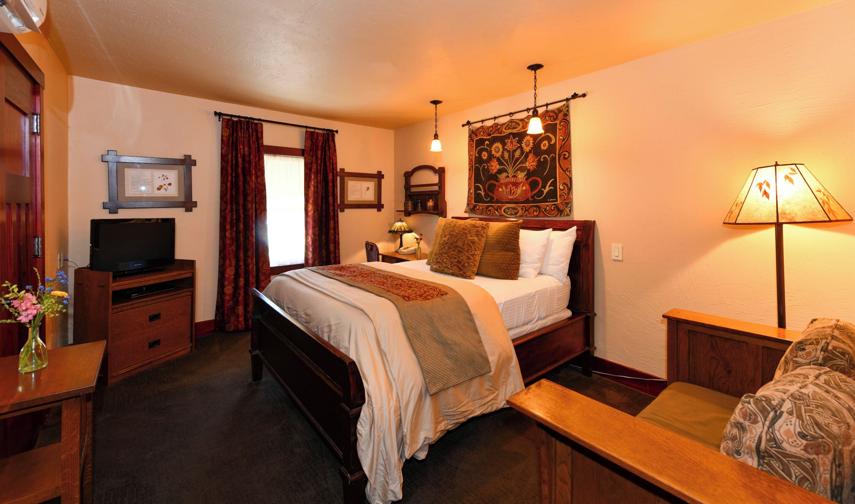 05 Petite queen spa | Premium bedding, down comforters, pillowtop beds, blackout drapes
