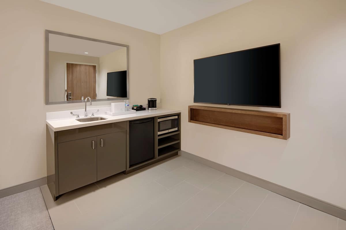 suite, 1 king bed, accessible, balcony (bathtub) | premium bedding, in-room safe, desk, blackout curtains