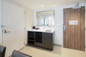 1 bedroom, premium bedding, in-room safe, desk