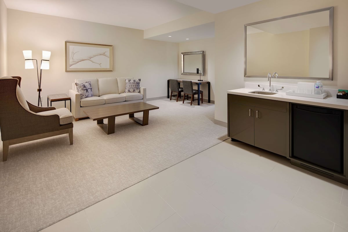 Suite, 1 letto king, accessibile ai disabili, balcone (Bathtub) | 1 camera, biancheria da letto di alta qualità, una cassaforte in camera