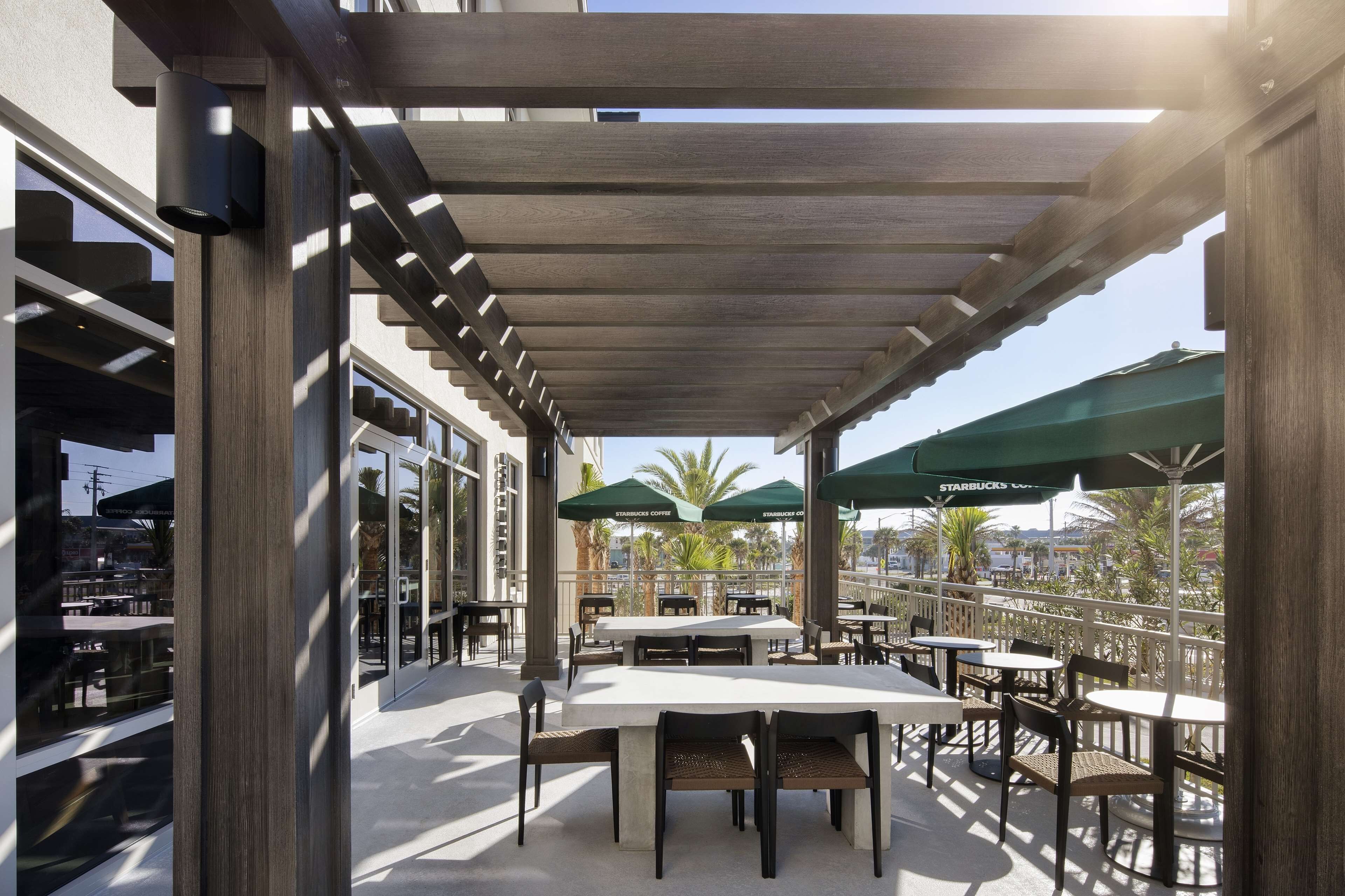 2 restaurants, breakfast, dinner served; international cuisine