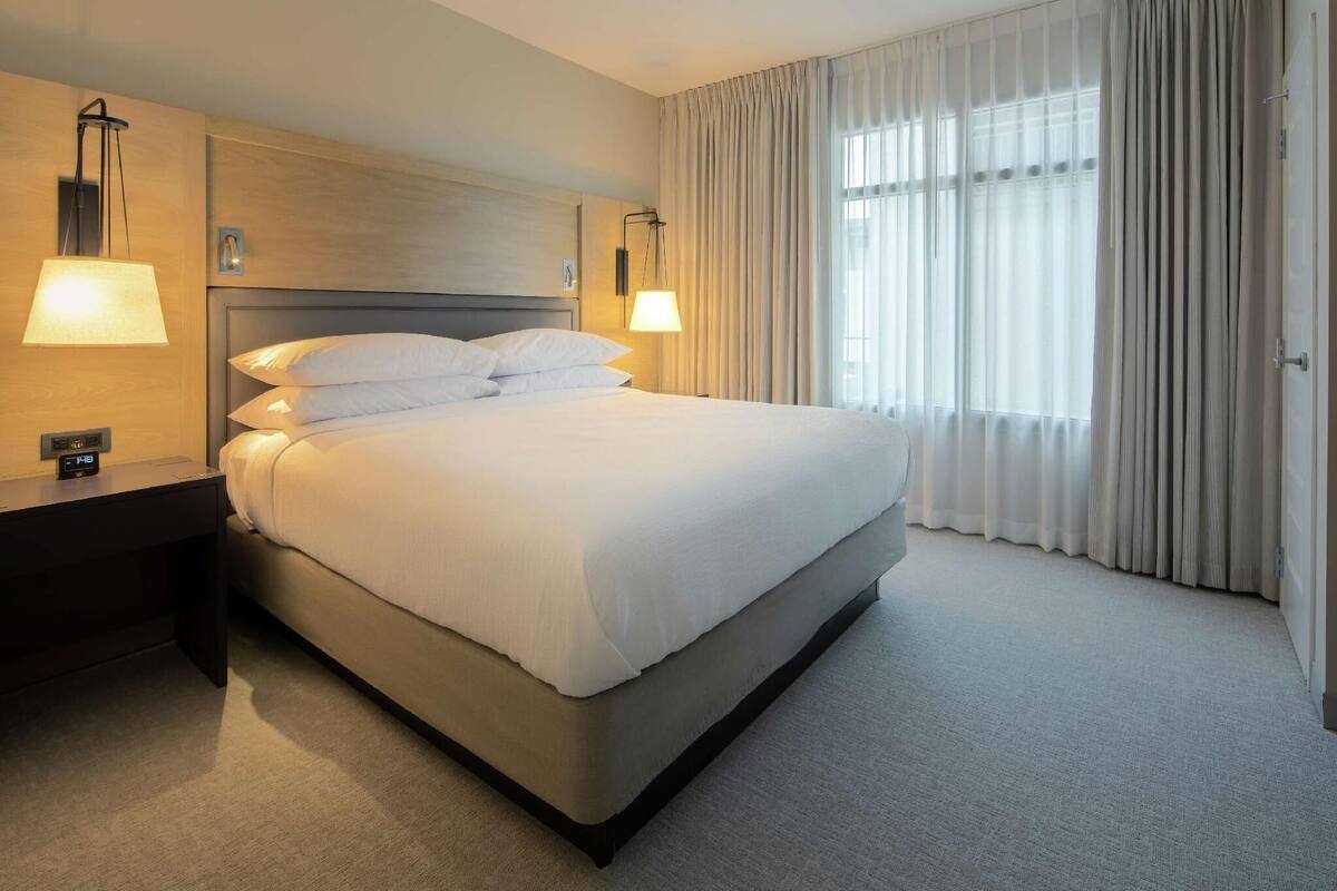 1 bedroom, premium bedding, in-room safe, desk