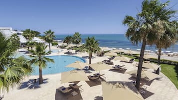 Una piscina cubierta, 2 piscinas al aire libre