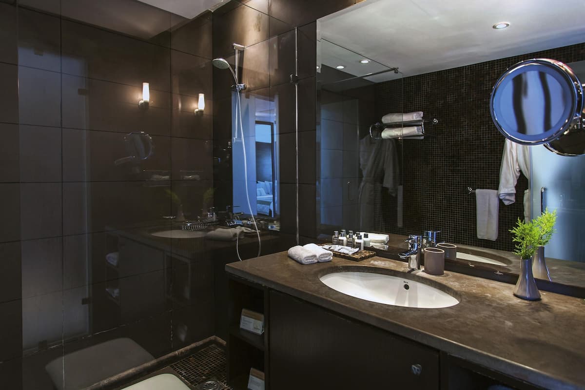 Premium bedding, minibar, in-room safe, desk