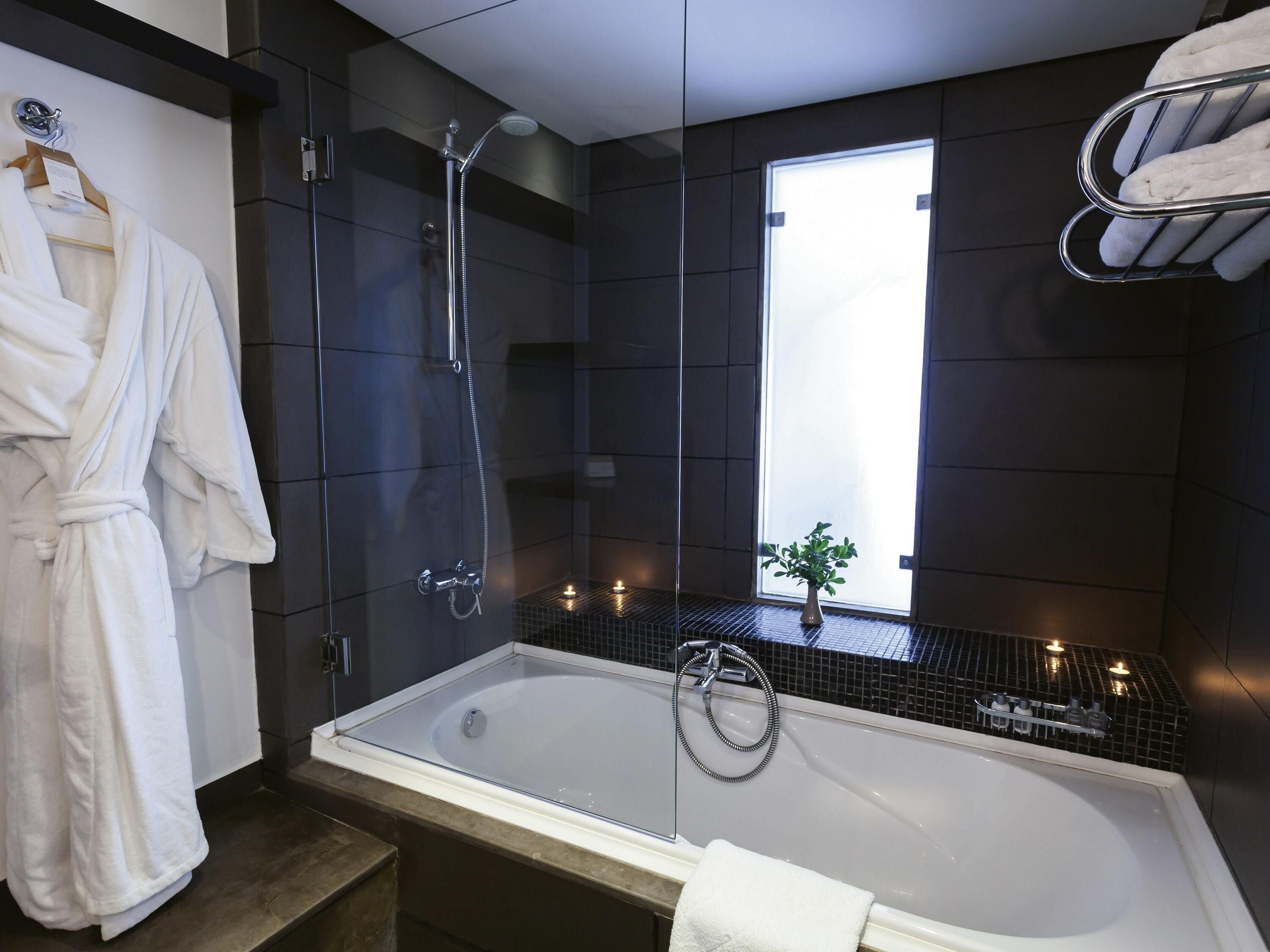 Suite, 1 llit de matrimoni gran (Ambassador) | Roba de llit d'alta qualitat, minibar i caixa forta a l'habitació 