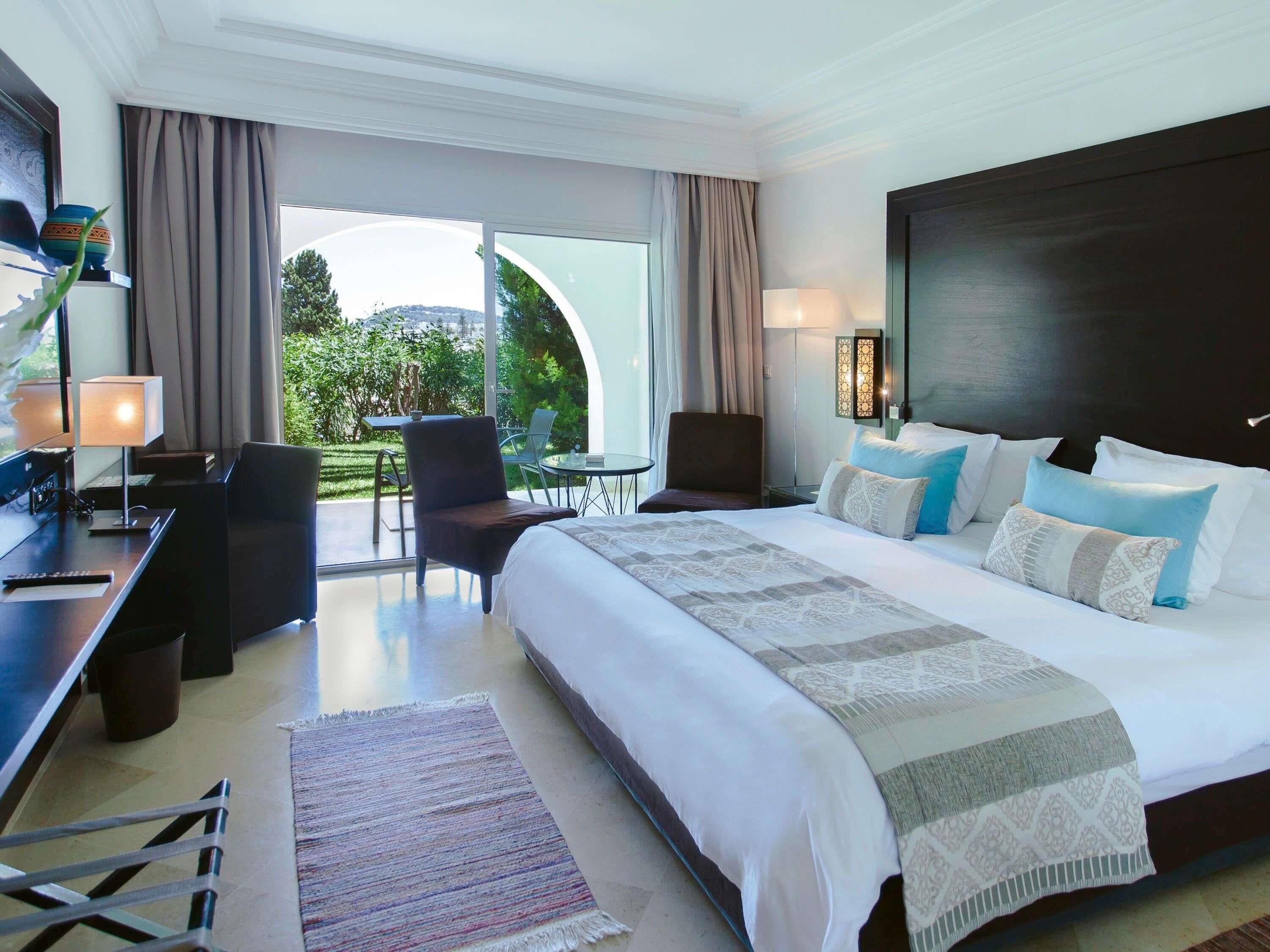 Classic Room, 1 King Bed, Sea View | Premium bedding, minibar, in-room safe, desk