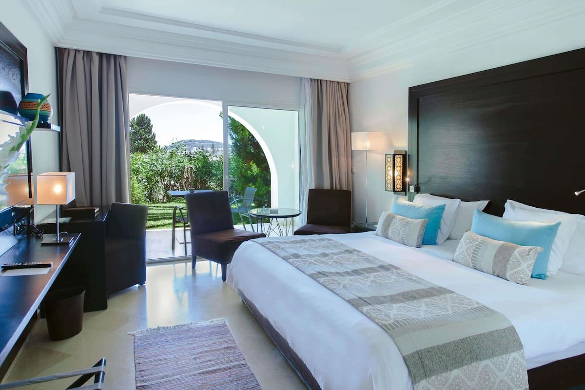 Classic Room, 1 King Bed, Sea View | Premium bedding, minibar, in-room safe, desk