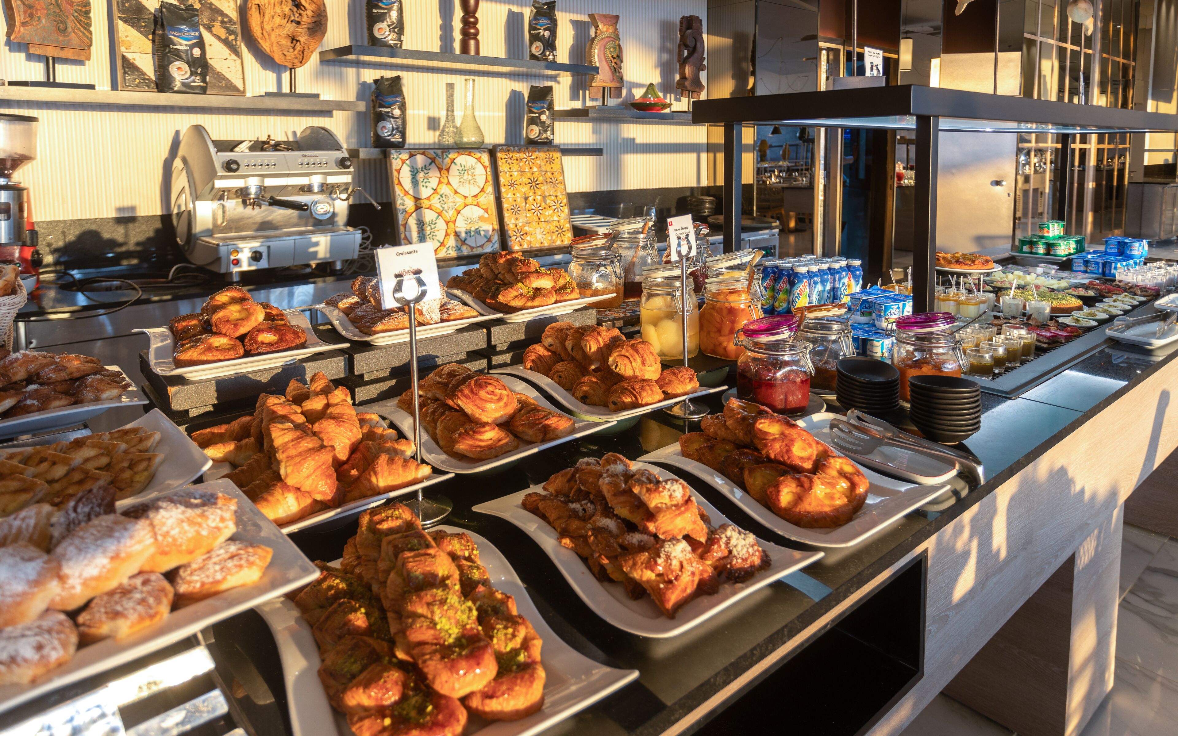 Daily buffet breakfast (TND 40 per person)