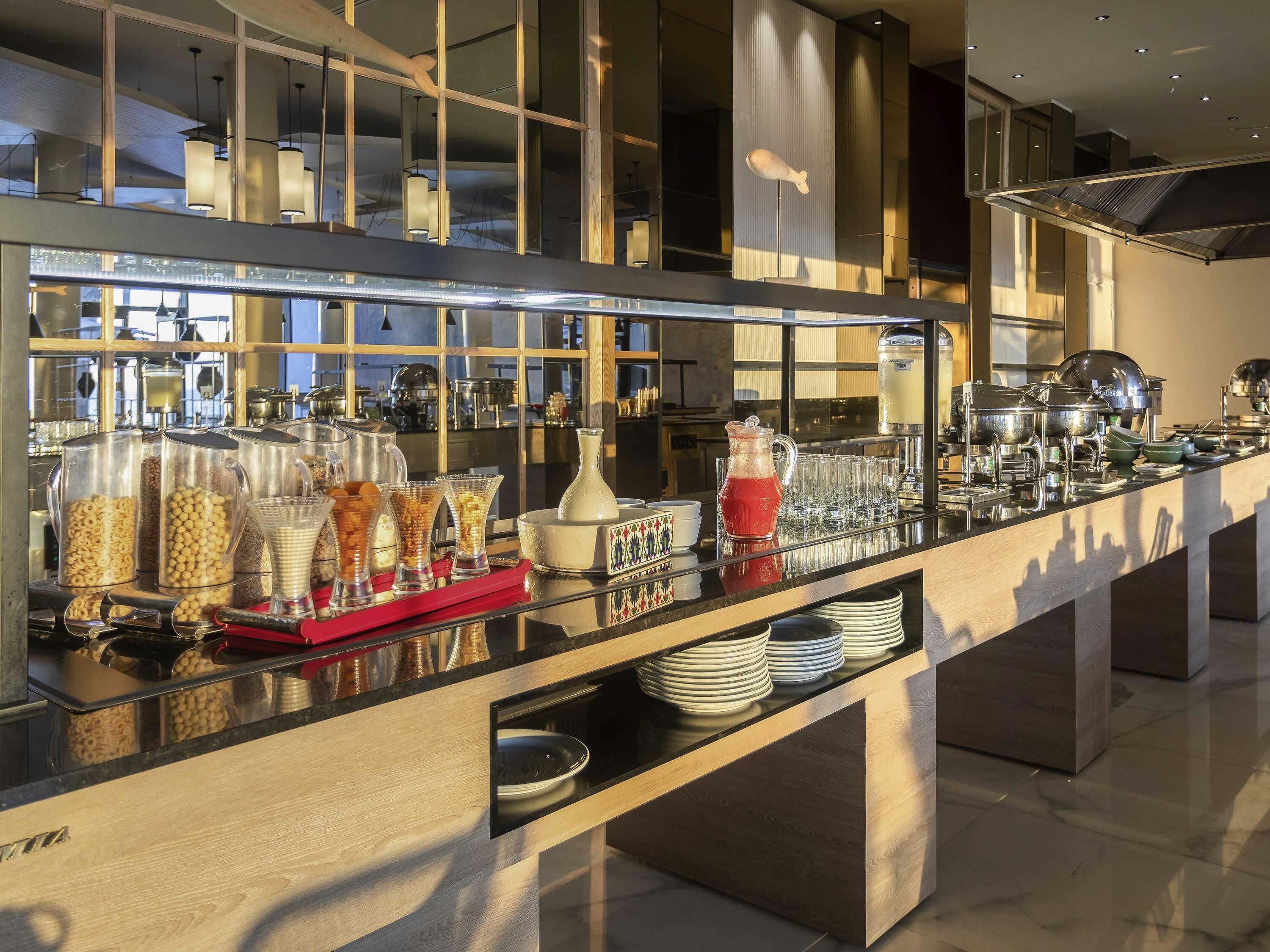 3 restaurants, breakfast, lunch, dinner served; international cuisine