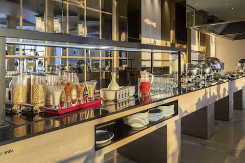 3 restaurants servant le petit déjeuner, le déjeuner et le dßner