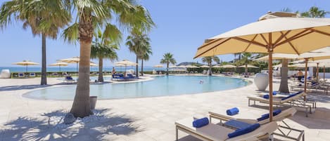 Innenpool, 2 Außenpools, Cabañas (kostenlos), Sonnenschirme