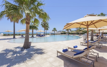 Una piscina techada, 2 piscinas al aire libre, camas de piscina gratis
