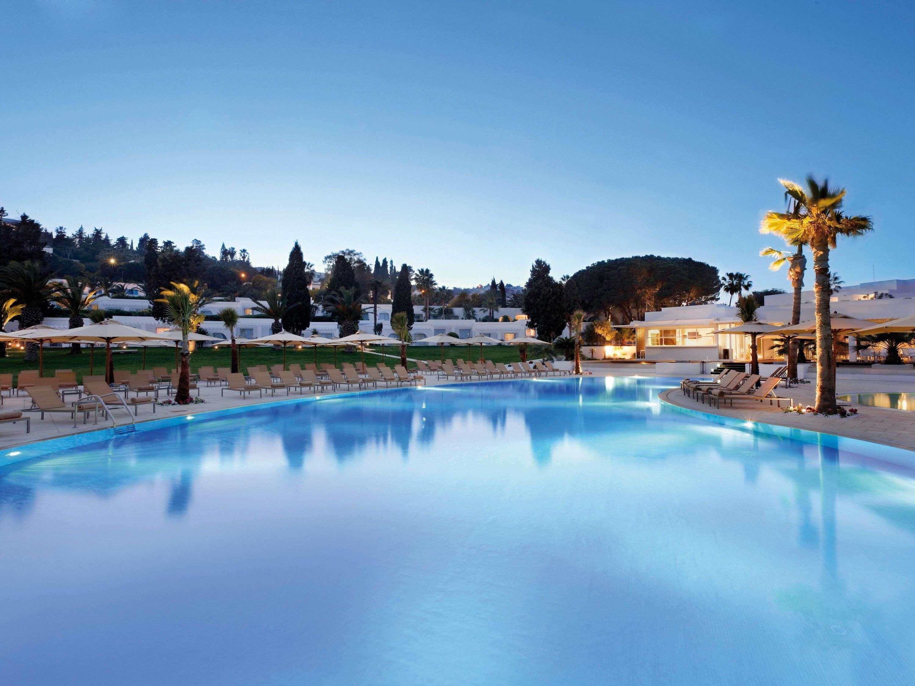 Piscina interna, 2 piscinas externas, barracas de cortesia, guarda-sóis