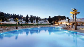 Piscina interna, 2 piscinas externas, barracas de cortesia, guarda-sóis