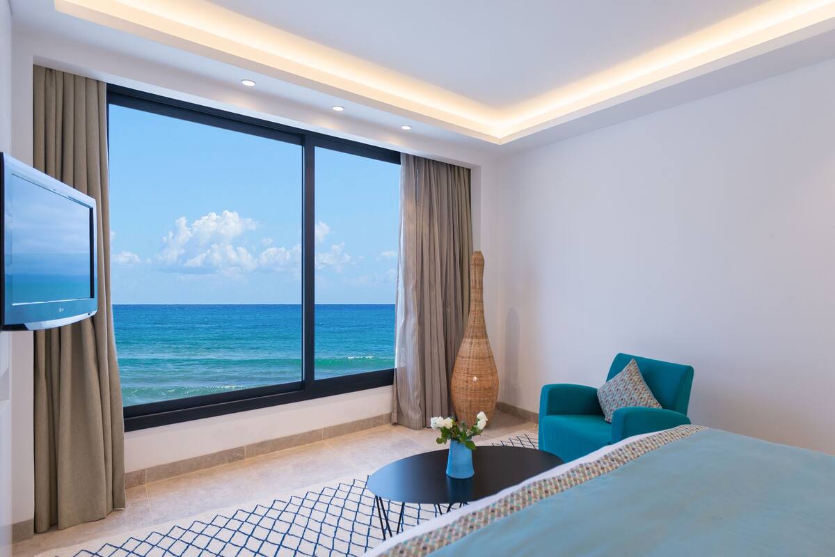 executive room, 1 king bed, beach view | living area | 33-inch lcd tv with satellite channels, tv