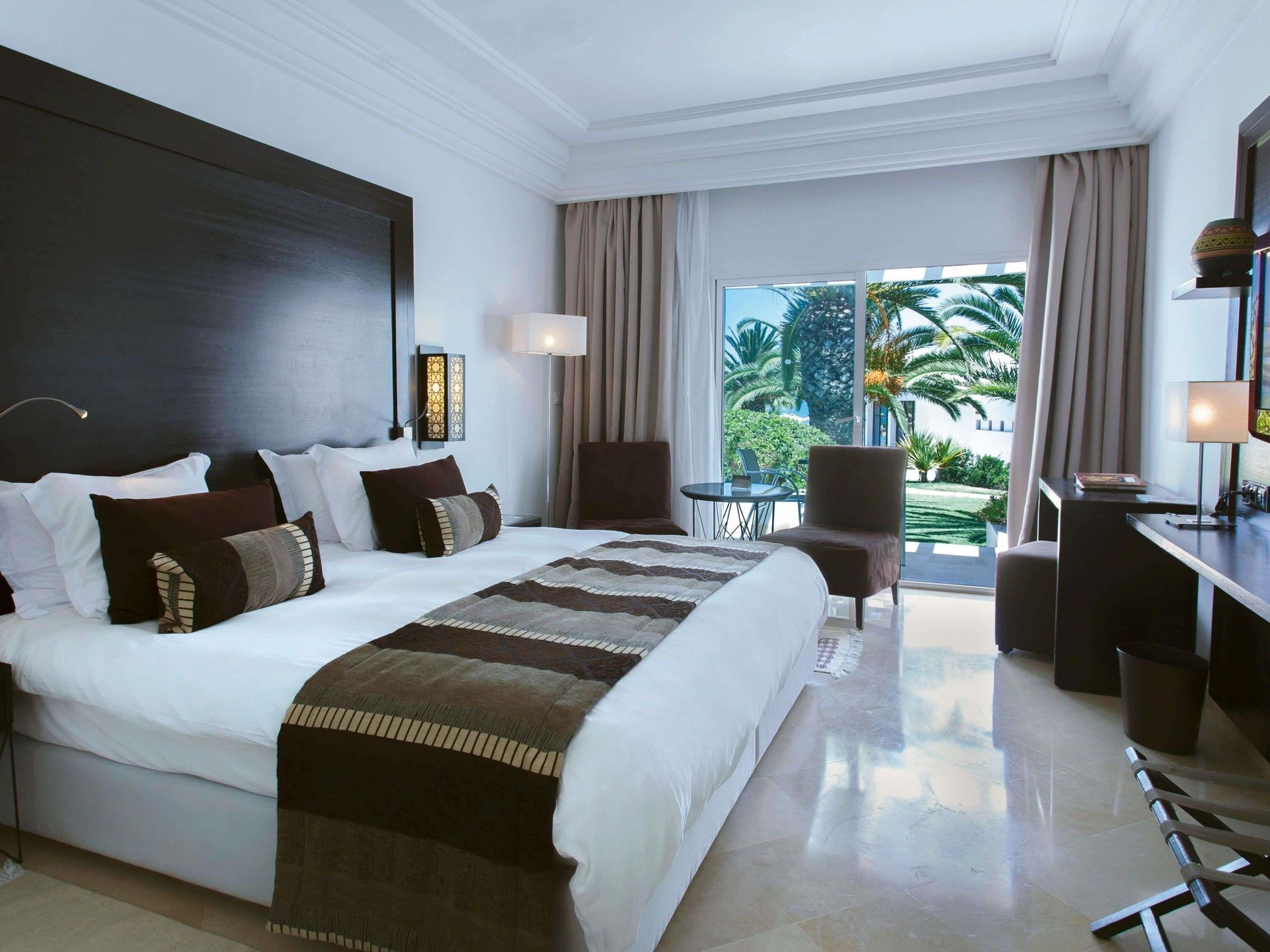 Premium Room, 1 King Bed, Sea View | Premium bedding, minibar, in-room safe, desk