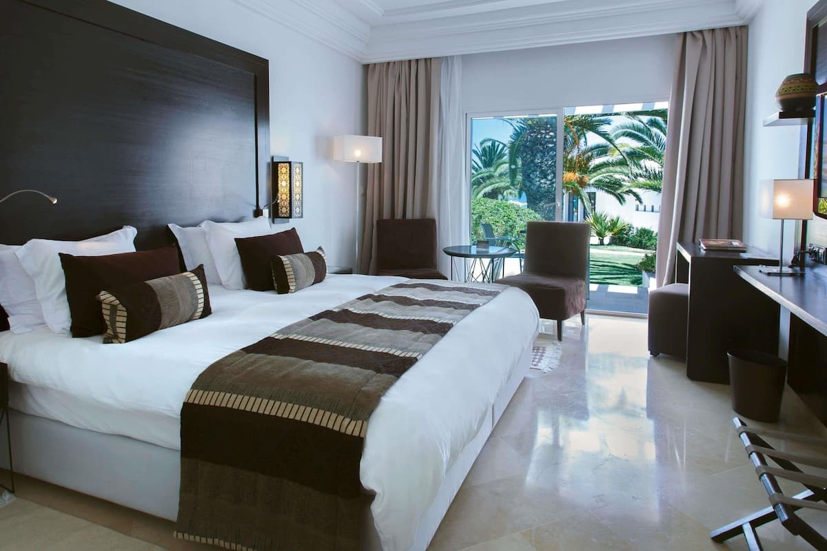 Premium Room, 1 King Bed, Sea View | Premium bedding, minibar, in-room safe, desk