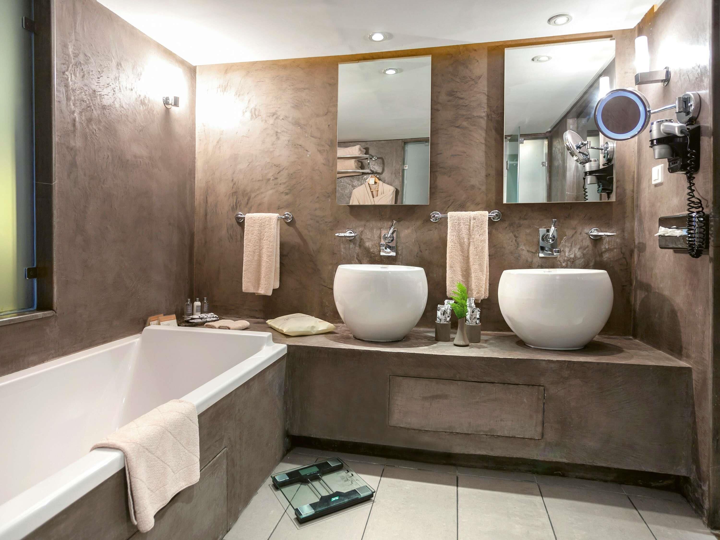 Classic Room, 1 King Bed, Sea View | Premium bedding, minibar, in-room safe, desk