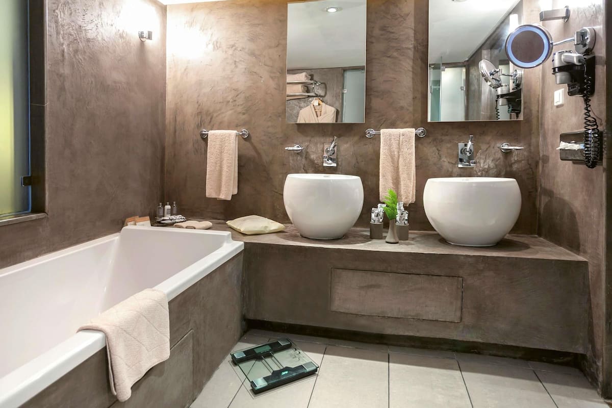 Classic Room, 1 King Bed, Sea View | Premium bedding, minibar, in-room safe, desk