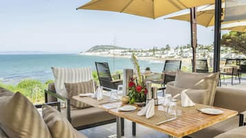 3 restaurants; breakfast, lunch, dinner and brunch served