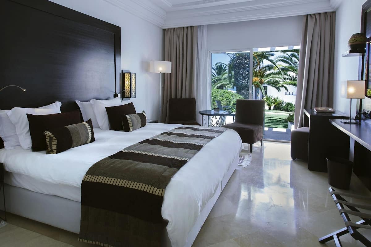 Premium Room, 1 King Bed, Sea View | Premium bedding, minibar, in-room safe, desk