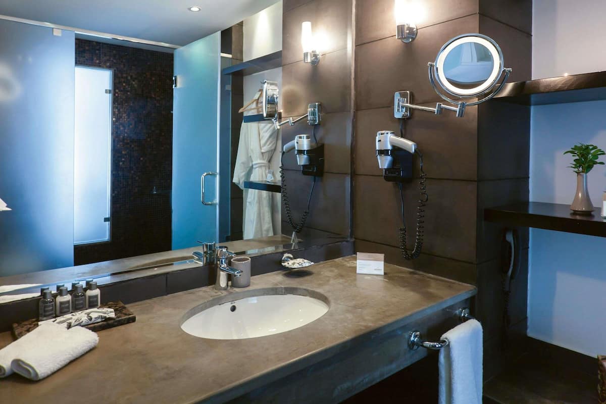 Premium bedding, minibar, in-room safe, desk