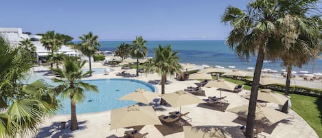 Piscine couverte, 2 piscines extérieures, cabanons gratuits