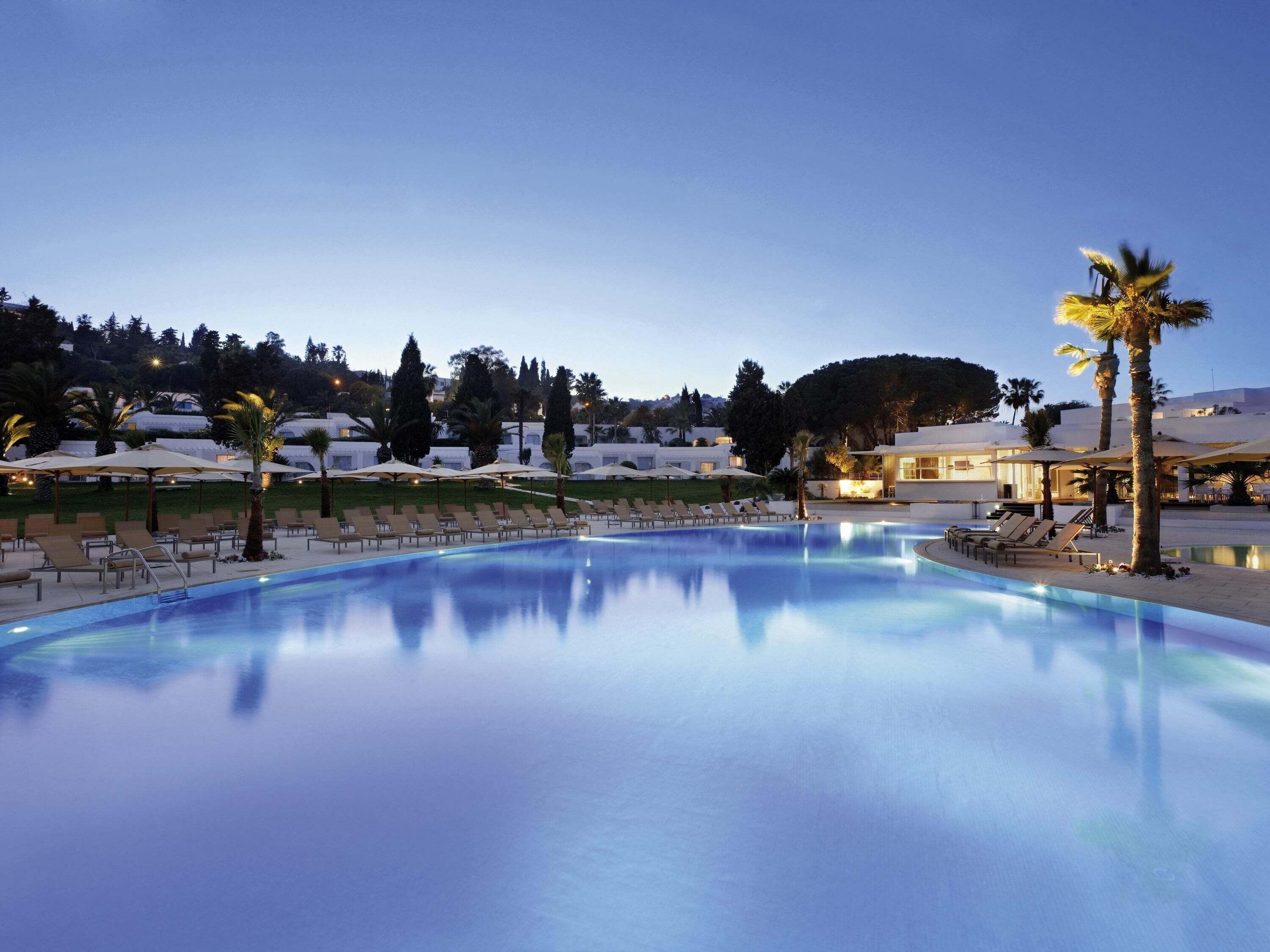 Una piscina techada, 2 piscinas al aire libre, camas de piscina gratis