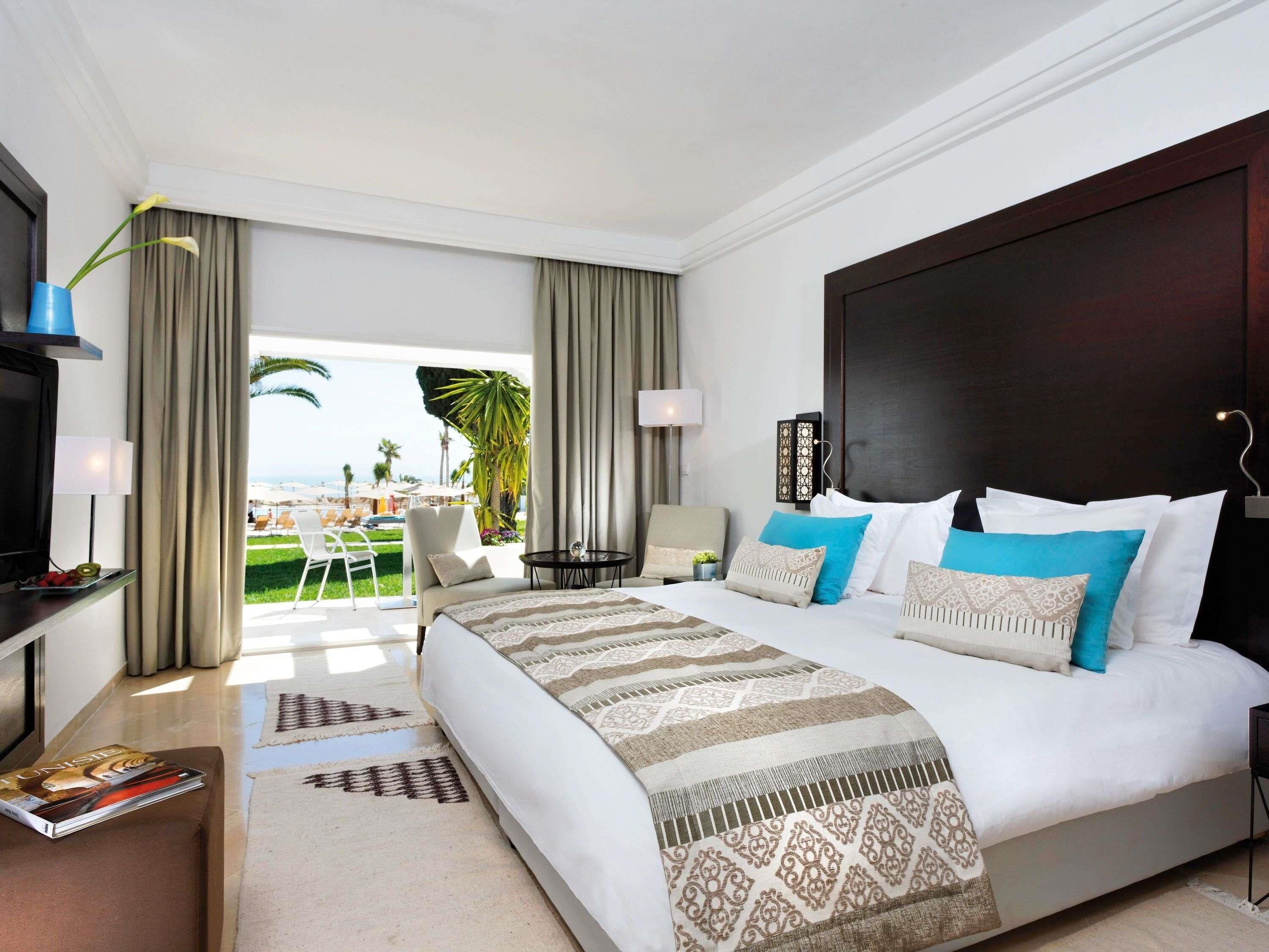 Executive Room, 1 King Bed, Beach View | Premium bedding, minibar, in-room safe, desk