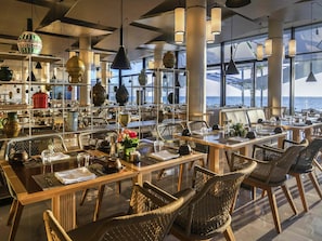 3 restaurantes; se sirve desayuno, almuerzo y cena; cocina internacional