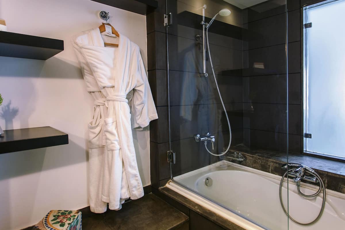 Habitación Deluxe con 2 camas individuales, 2 camas individuales, vista a la alberca | Ropa de cama de alta calidad y minibar