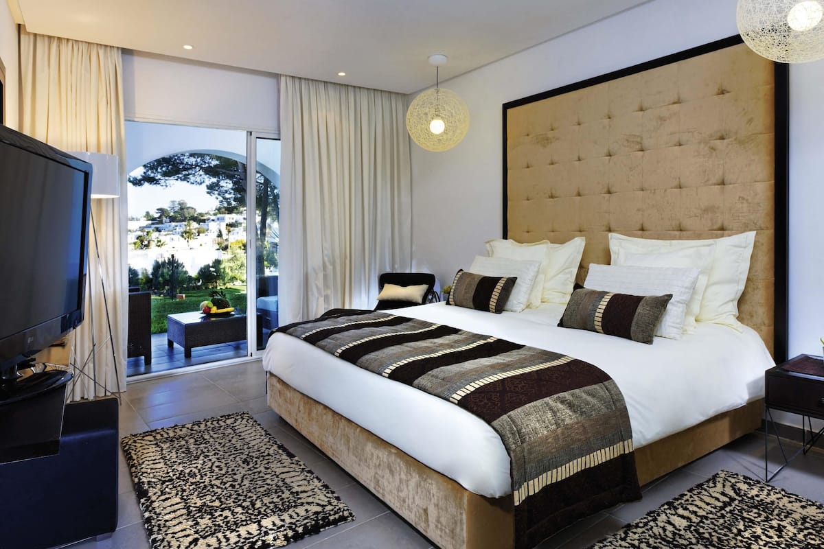 Premium bedding, minibar, in-room safe, desk