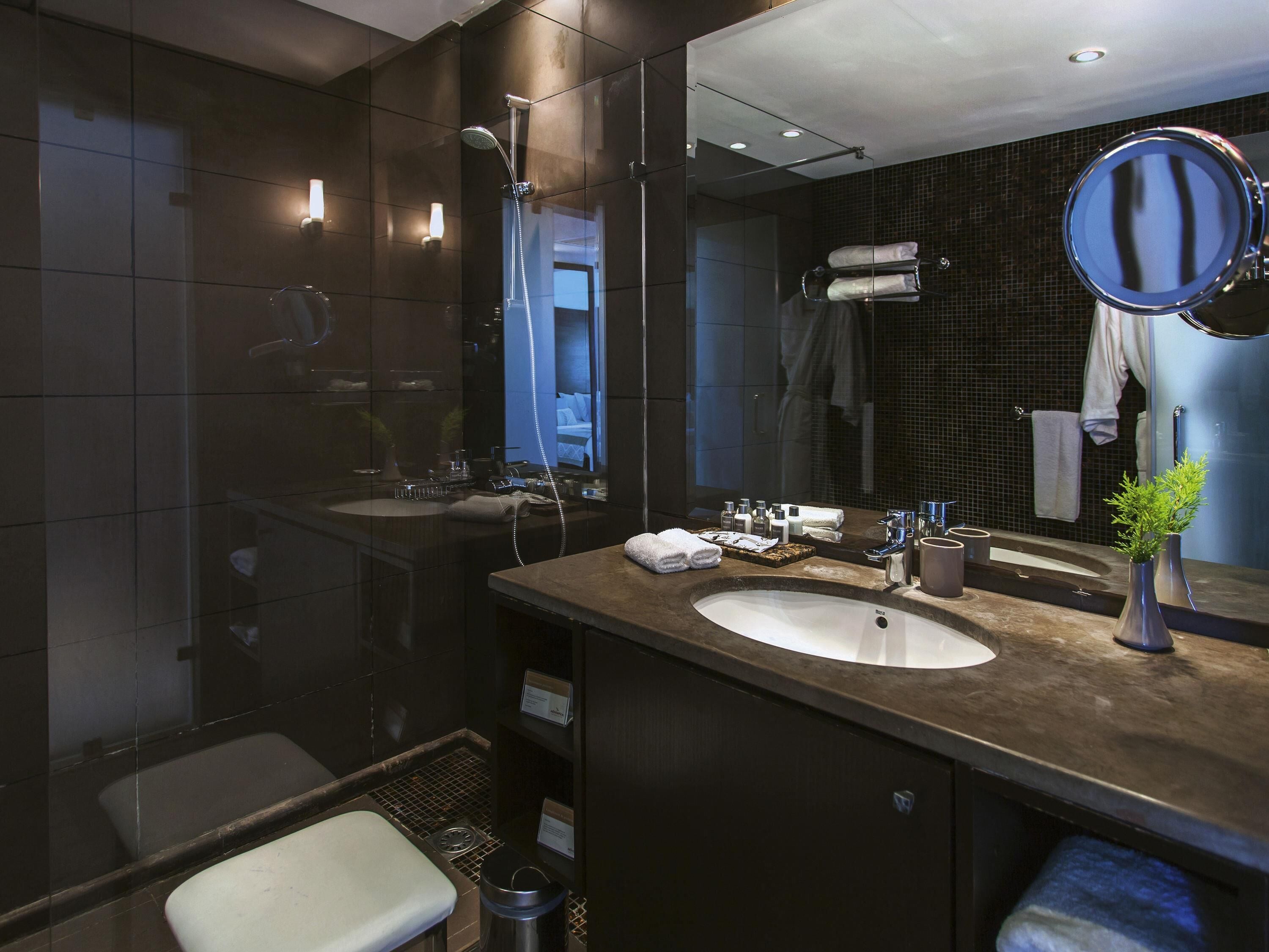 Sengetøy av topp kvalitet, minibar, safe på rommet og skrivebord