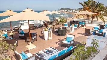 3 restaurants; breakfast, lunch, dinner, and brunch served