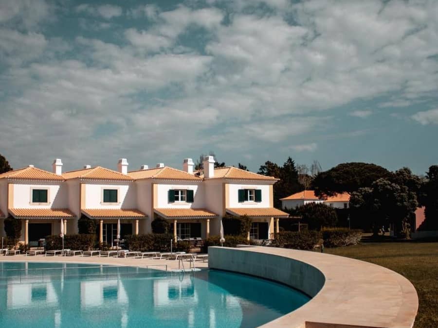 2 outdoor pools, pool loungers