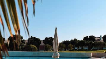 2 albercas al aire libre y camastros